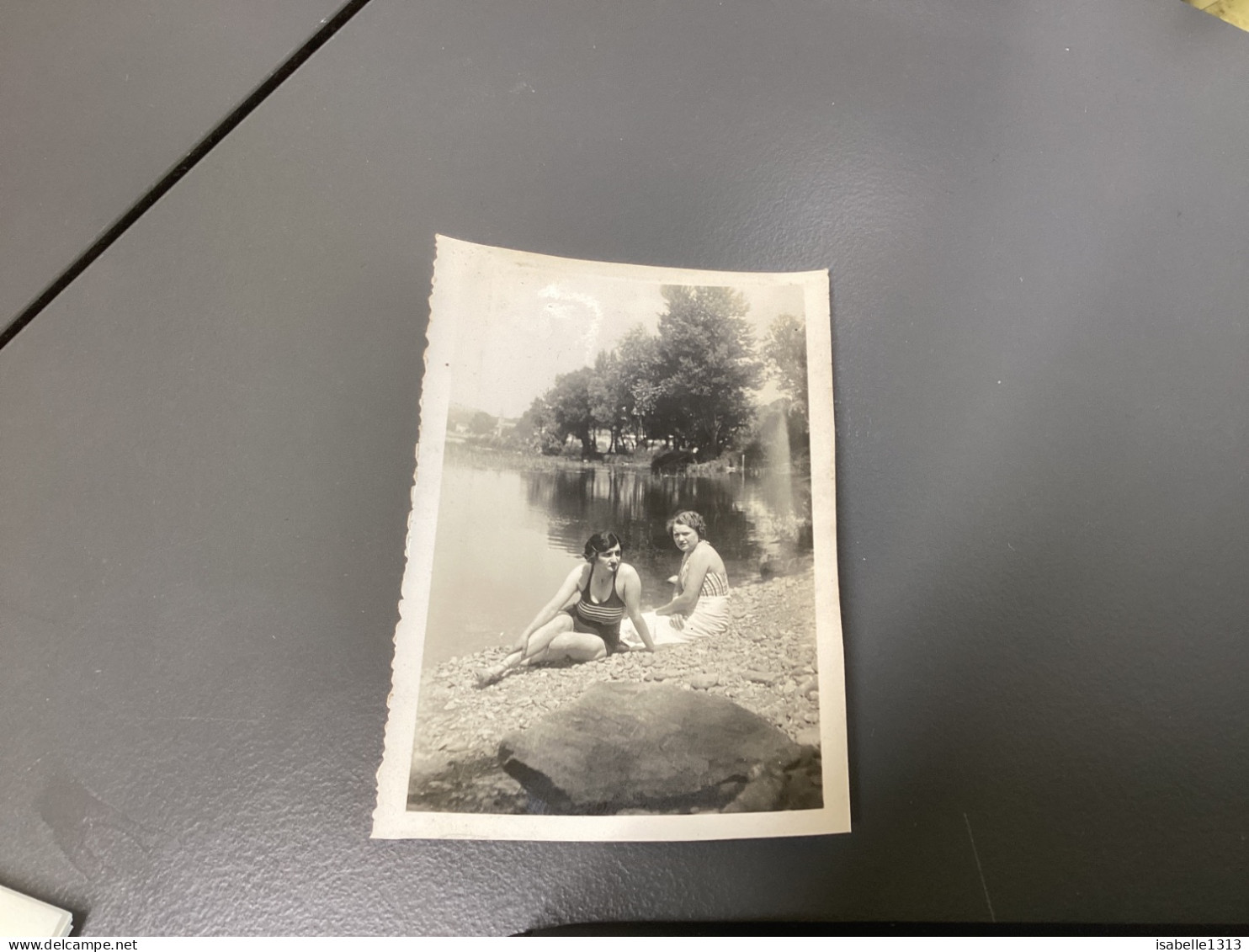 Photography Photo Snapshot 1930 Cannes Femme En Maillot De Bain Assise à Côté Lac Femme En Maillot à Côté Jupe - Anonyme Personen