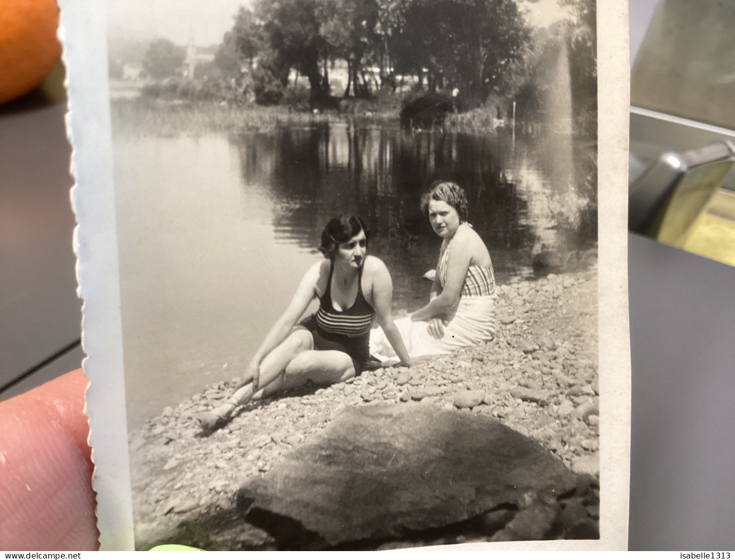 Photography Photo Snapshot 1930 Cannes Femme En Maillot De Bain Assise à Côté Lac Femme En Maillot à Côté Jupe - Anonyme Personen