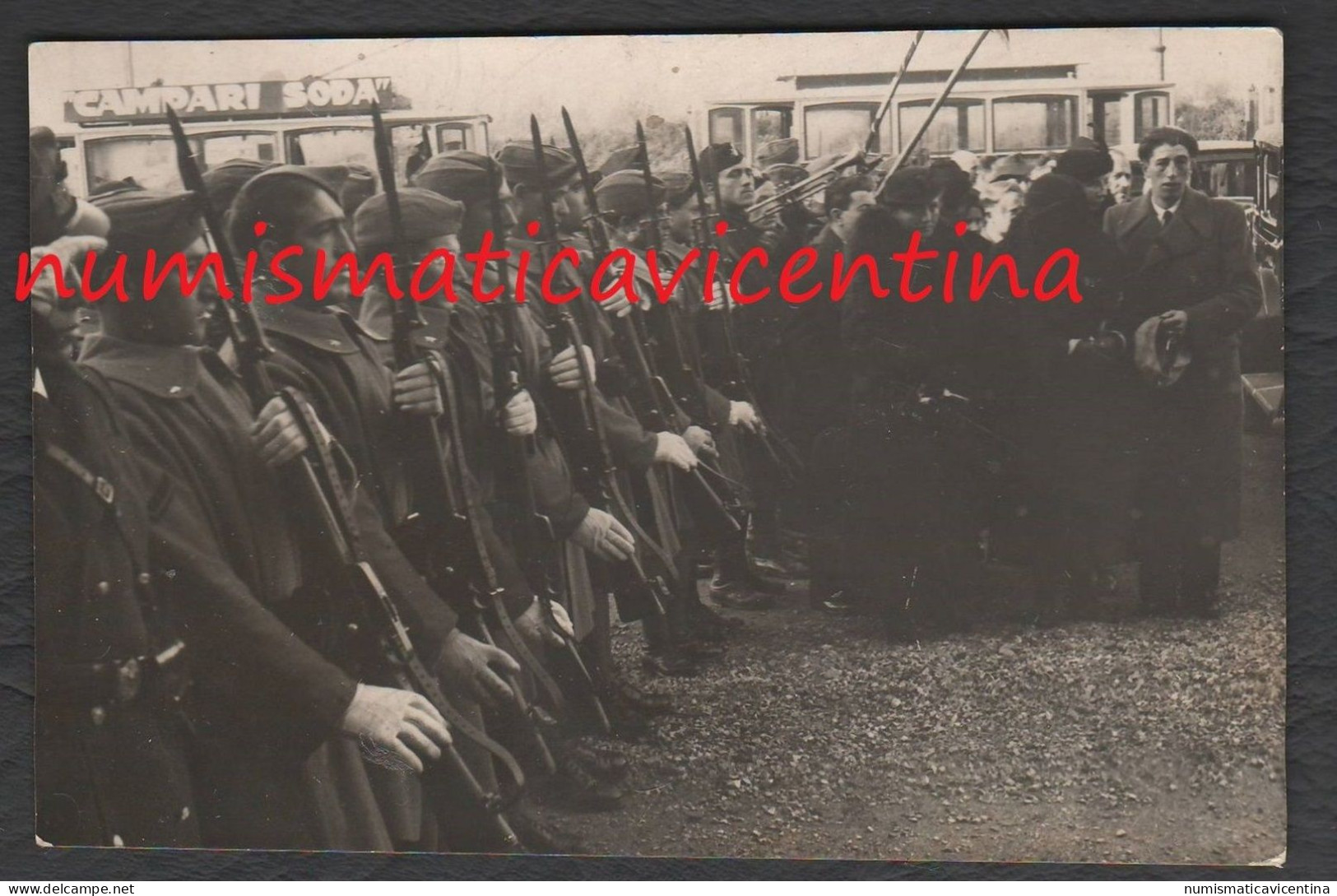 Militari Soldati Camicie Nere Moschetto Vedove Cerimonia Funebre Funerale Funerali 1938 Sfondo Tram Insegna CAMPARI - Krieg, Militär