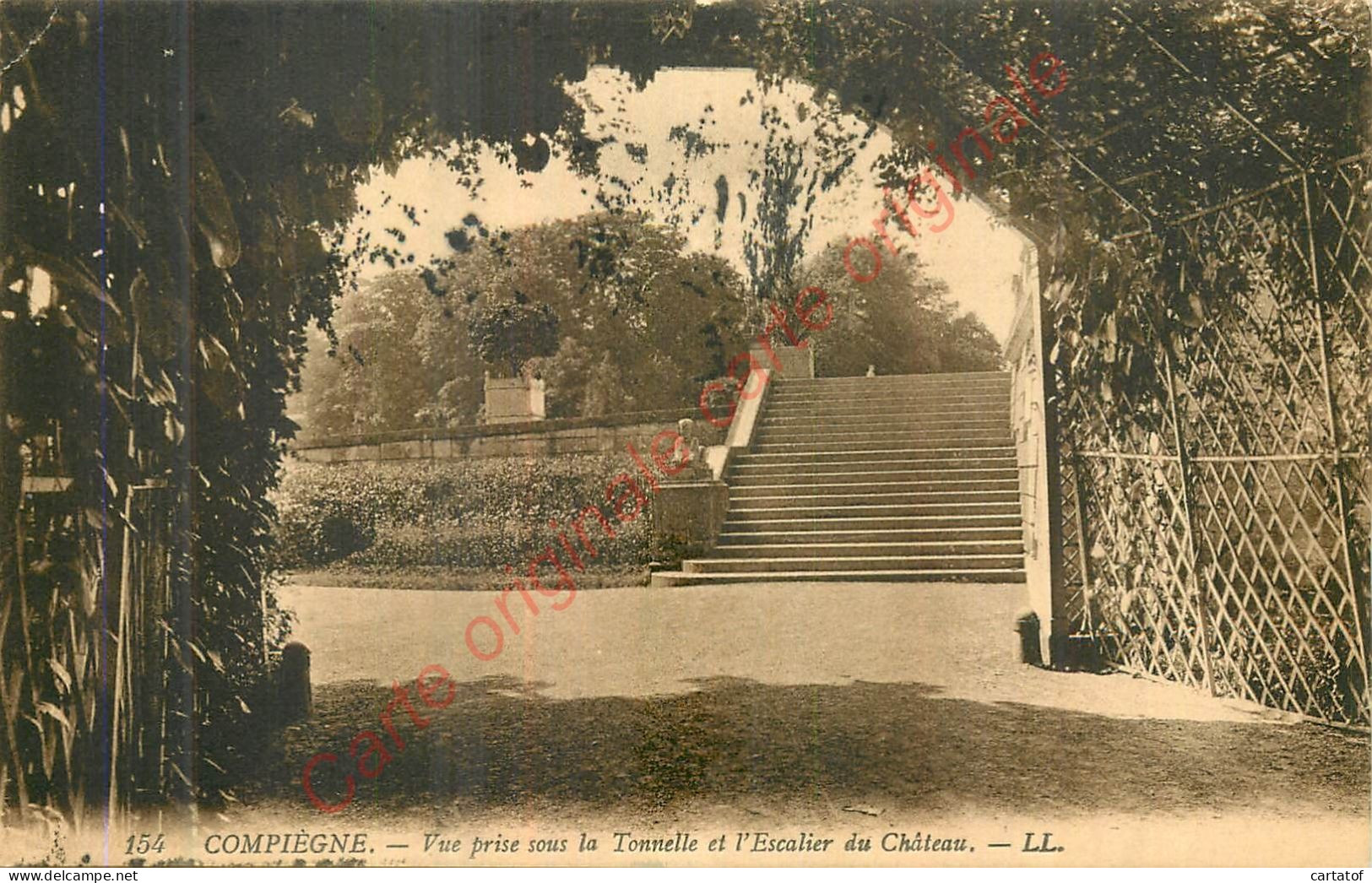 60.  COMPIEGNE .  Vue Prise Sous La Tonnelle Et L'Escalier Du Château . - Compiegne