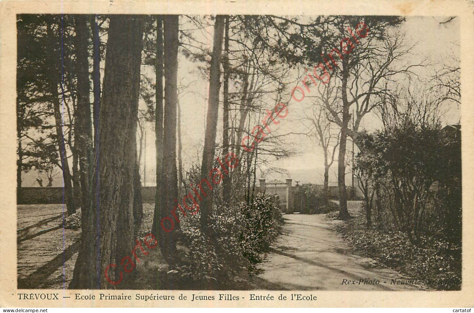 01.  TREVOUX .  Ecole Primaire Supérieure De Jeunes Filles . Entrée De L'école . - Trévoux