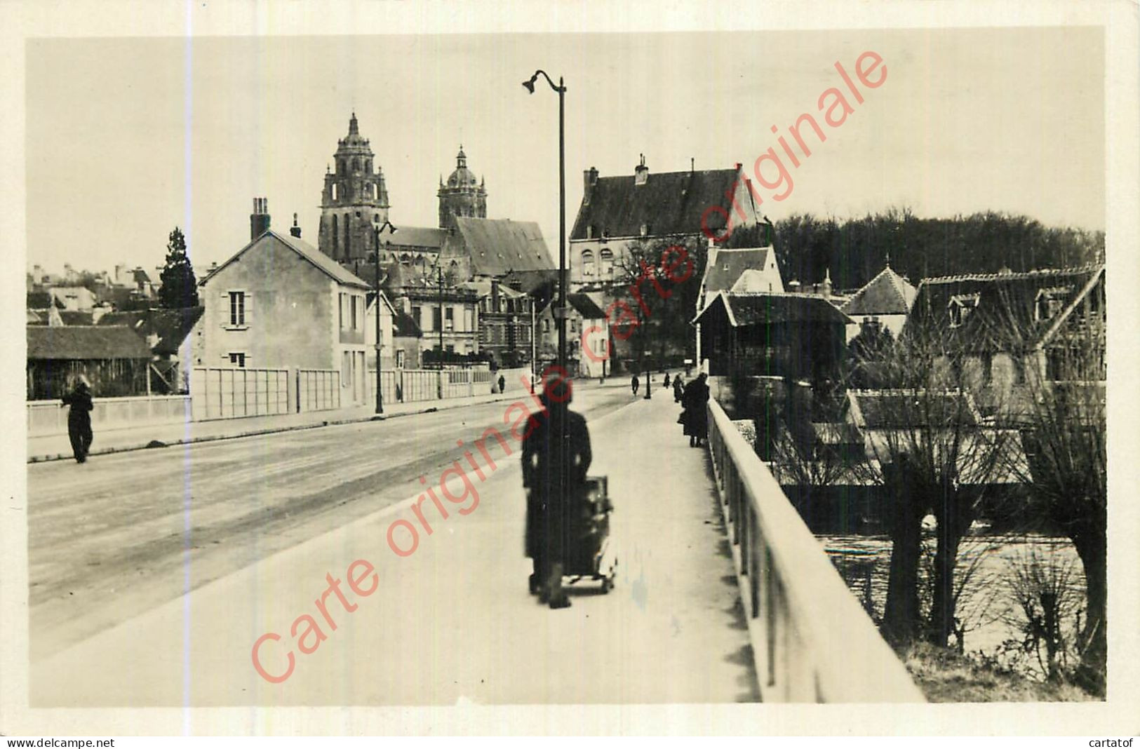 61.  ARGENTAN .  Avenue De La Forêt Normande Et L'Eglise St-Germain . - Argentan