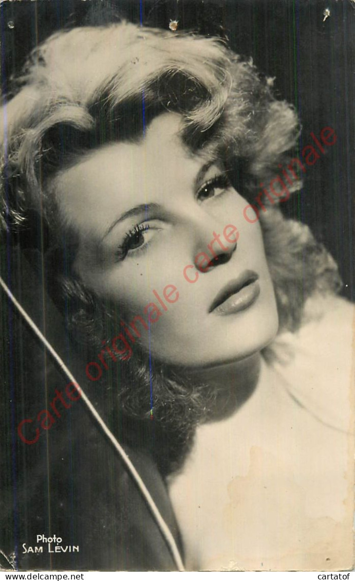 Corinne CALVET .  Photo SAM LEVIN . - Entertainers