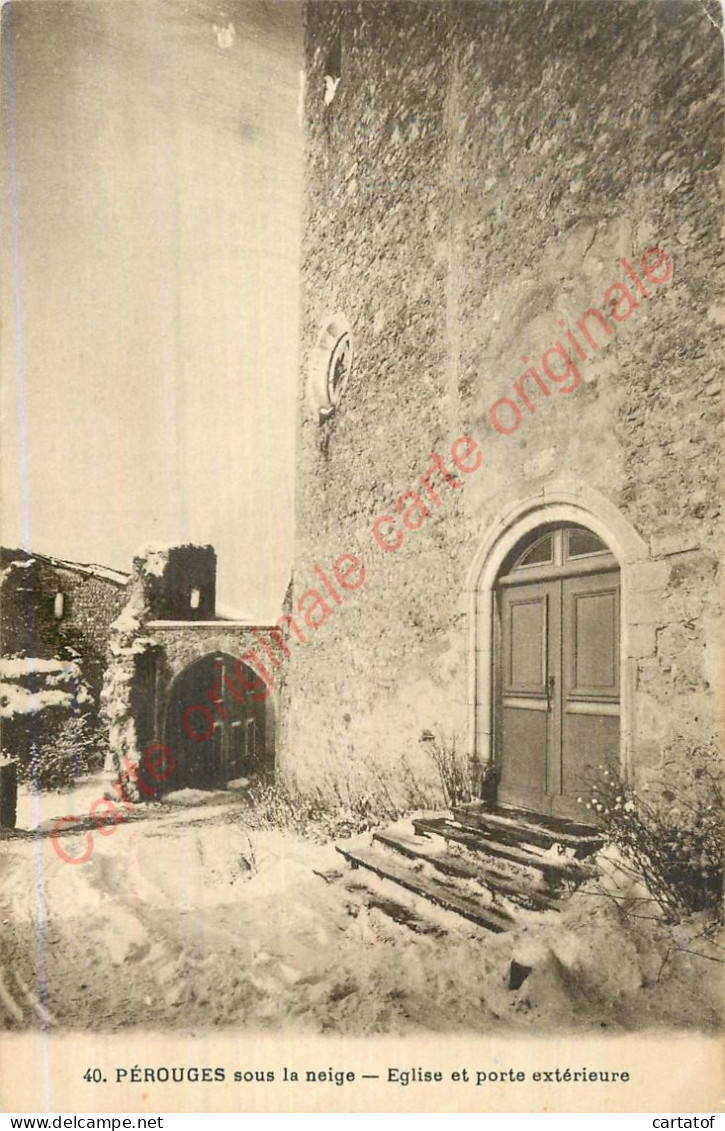 01.  PEROUGES Sous La Neige . Eglise Et Porte Extérieure . - Pérouges