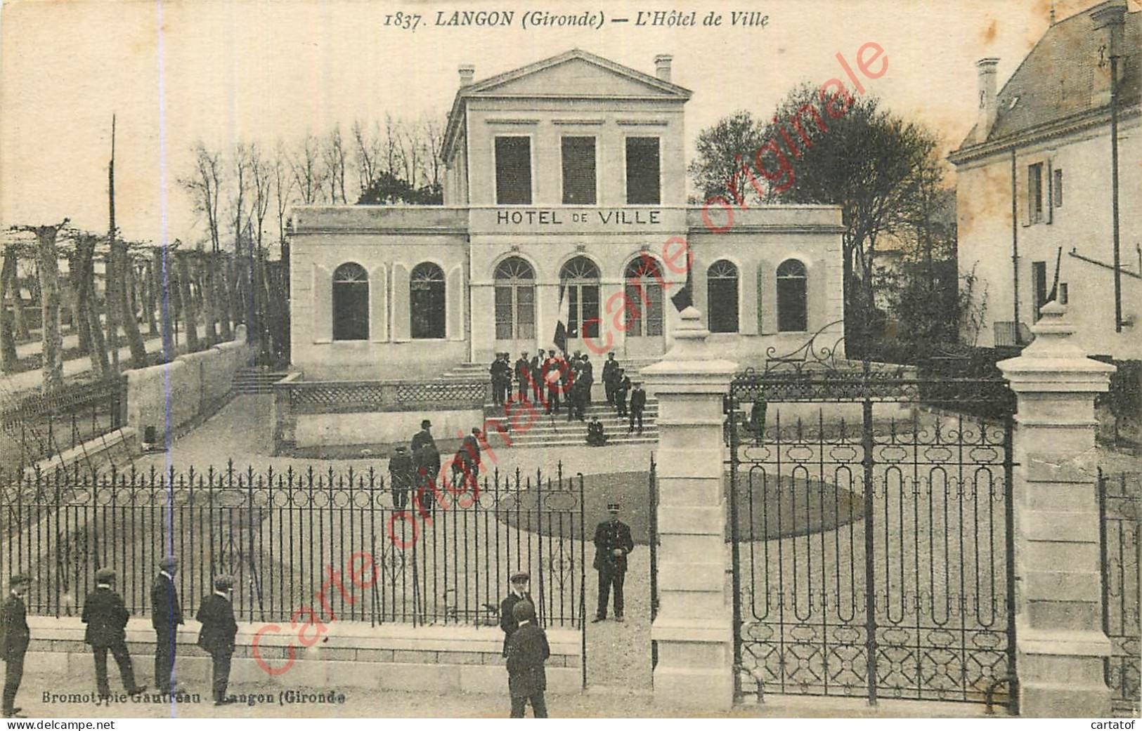 33.  LANGON .  Hôtel De Ville . CPA Animée . - Langon