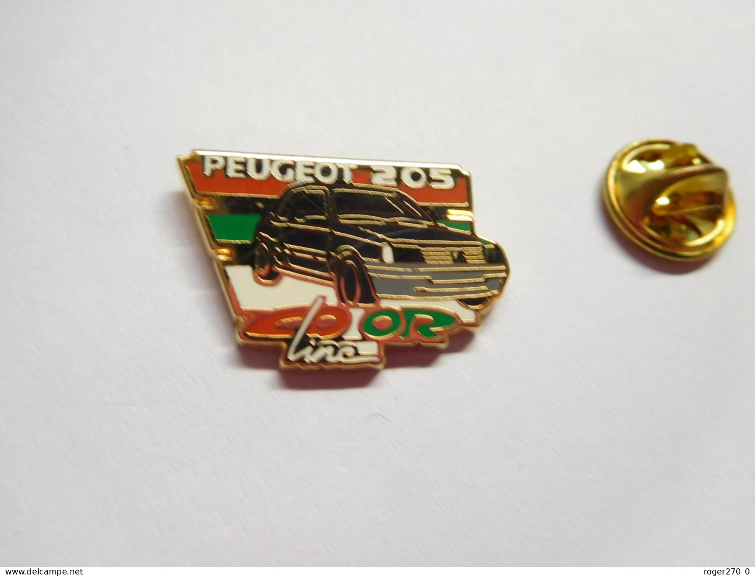 Beau Pin's En Zamac , Auto Peugeot 205 Color Line , Signé Hélium - Peugeot