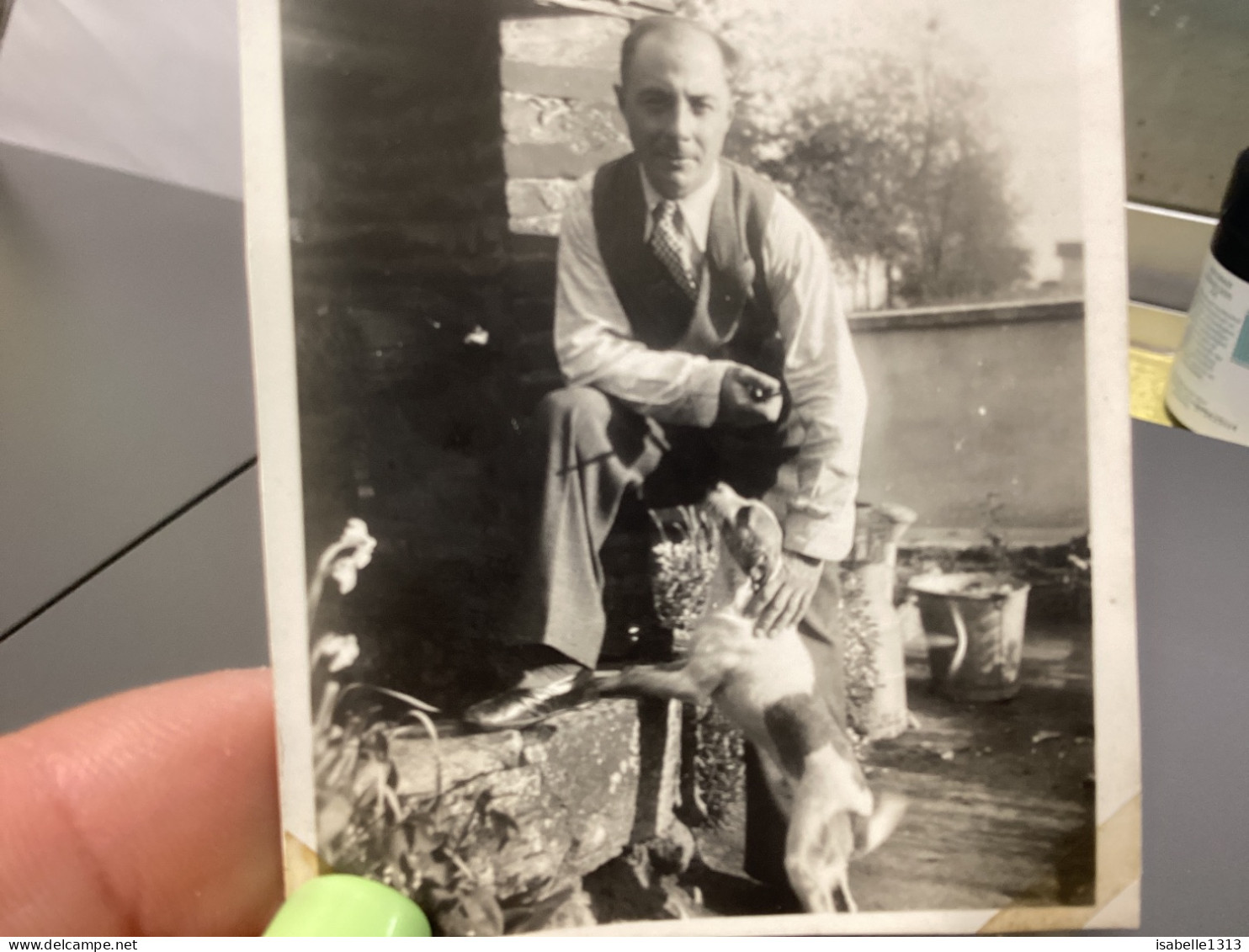 Photography Photo Snapshot 1930 Cannes Homme Le Pied Sur Une Pierre Bien Habillé, Son Chien Fait Le Beau. Il Le Caresse - Anonieme Personen