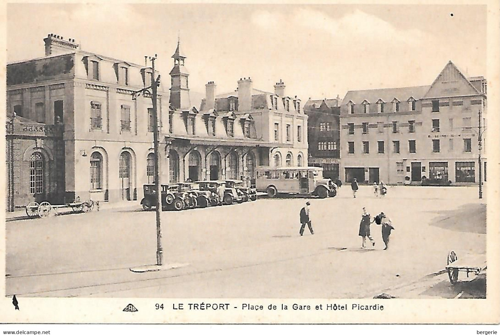 C/264              76    Le Treport     -    Place De La Gare Et Hotel Picardie - Le Treport