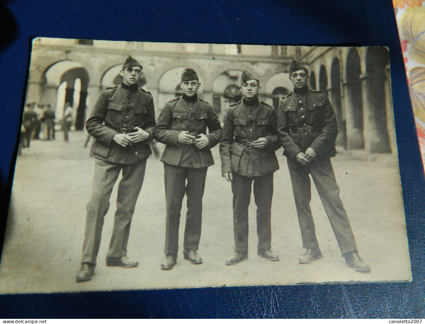 MONS??+MILITARIA:PHOTO CARTE DE 4 SOLDATS  DANS LA COUR DE LA CASERNE MAJOR SABBE A MONS?? - Mons