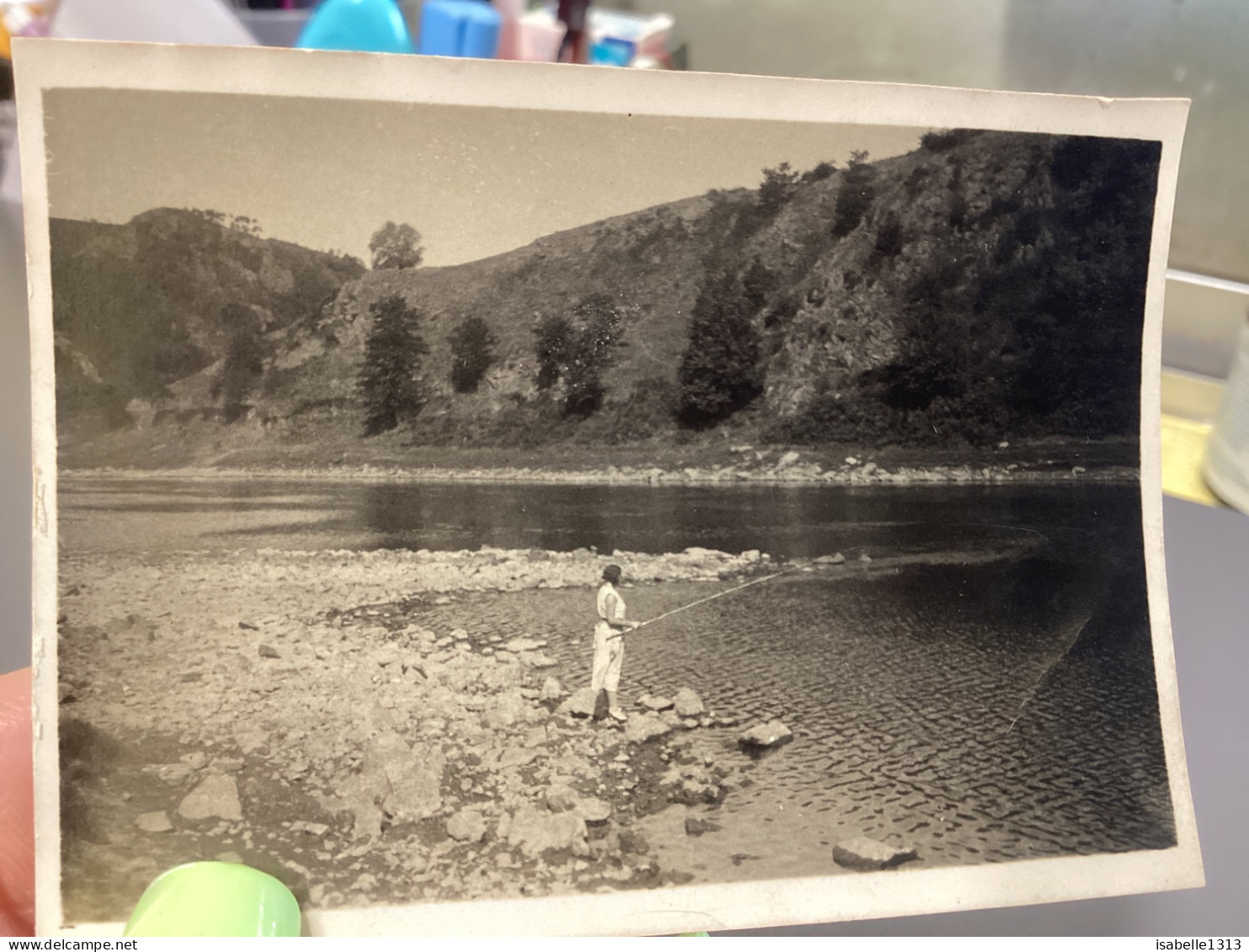 Photography Photo Snapshot 1930 Cannes Femme De Dos De Profil En Train De Pêcher, Canne à Pêche, Plan D’eau, Rivière - Anonieme Personen