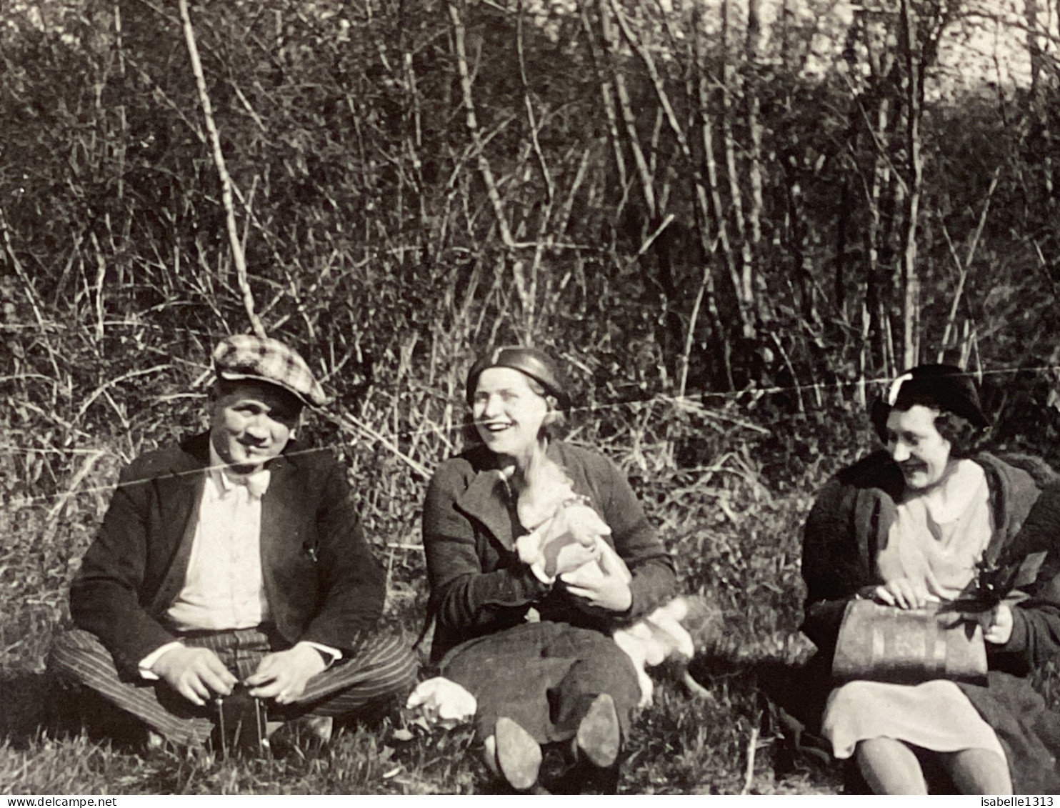 Photography Photo Snapshot 1930 Cannes Homme Femme, Assis Au Bord De La Route, Bien Habillé, Avec Chien Qui Rigole - Anonieme Personen