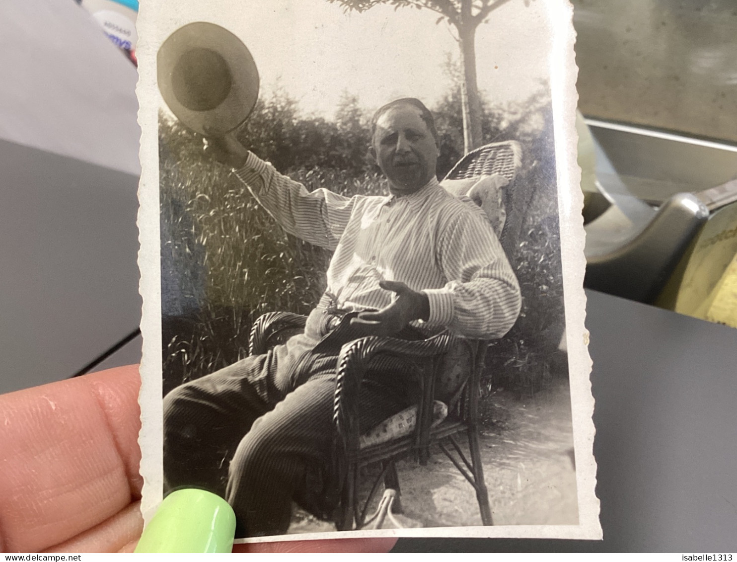 Photography Photo Snapshot 1930 Cannes Homme, Assis Sur Une Chaise, Le Bras En L’air Air Avec Chapeau, Braguette Ouverte - Anonieme Personen