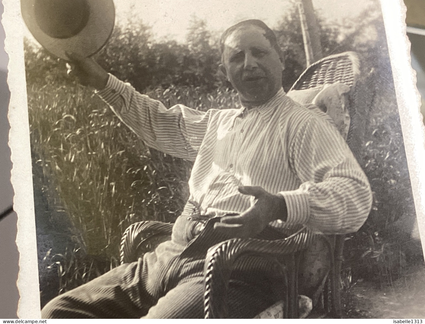 Photography Photo Snapshot 1930 Cannes Homme, Assis Sur Une Chaise, Le Bras En L’air Air Avec Chapeau, Braguette Ouverte - Anonieme Personen