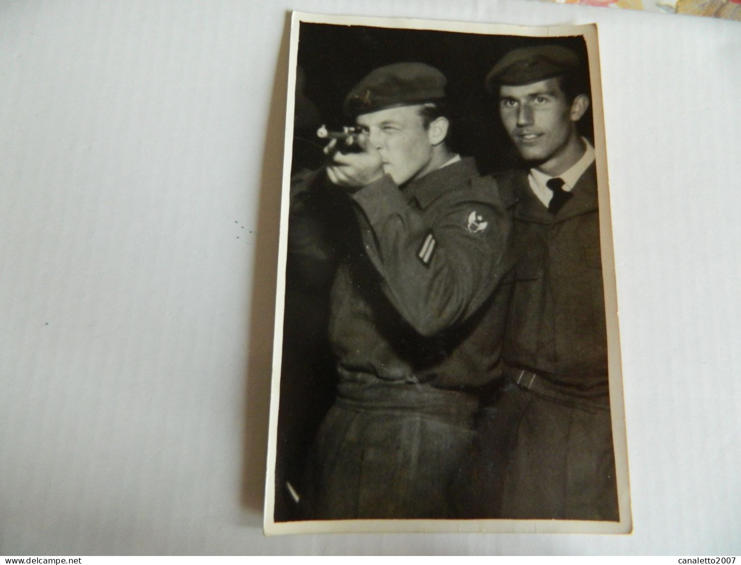 MILITARIA +BELGIQUE: PHOTO CARTE AVEC 2 MILITAIRES QUI TIR A LA CARABINE DANS UN FOIRE-TIR A PIPE- DUCASSE-TIR FORAIN - Personen