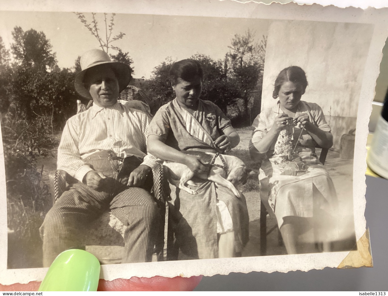 Photography Photo Snapshot 1930 Cannes Femme De Couleur , Assise, Chien Sur Les Genoux Femme Qui Tricote, Homme, Assis - Anonieme Personen