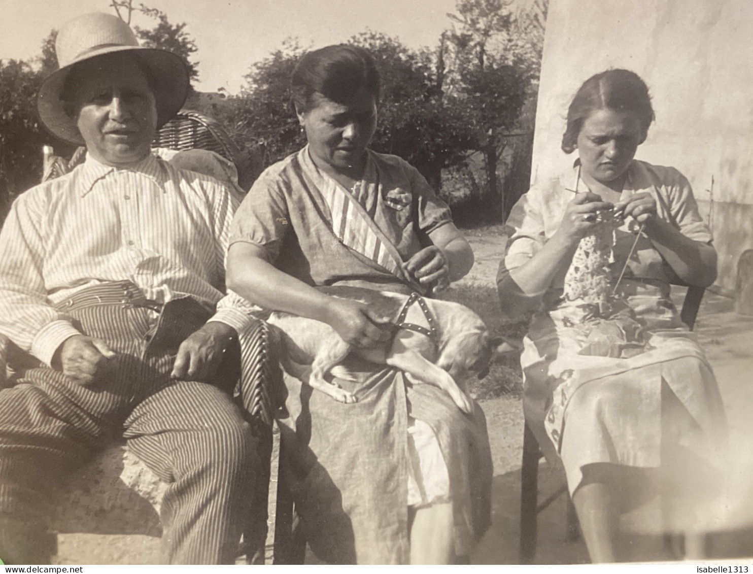 Photography Photo Snapshot 1930 Cannes Femme De Couleur , Assise, Chien Sur Les Genoux Femme Qui Tricote, Homme, Assis - Anonieme Personen