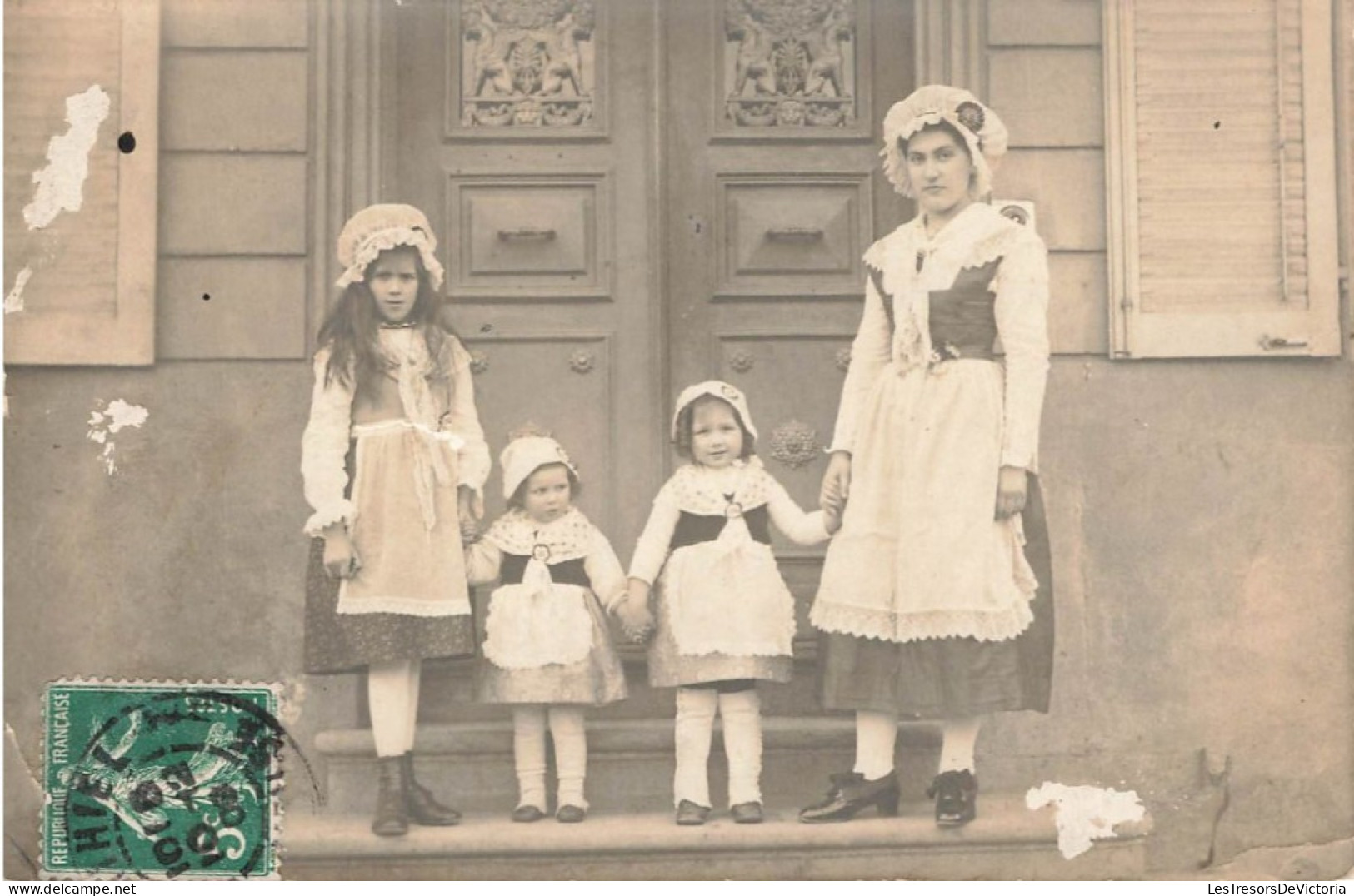 CARTE PHOTO - Une Mère Avec Ses Trois Filles - Animé - Carte Postale Ancienne - Fotografie