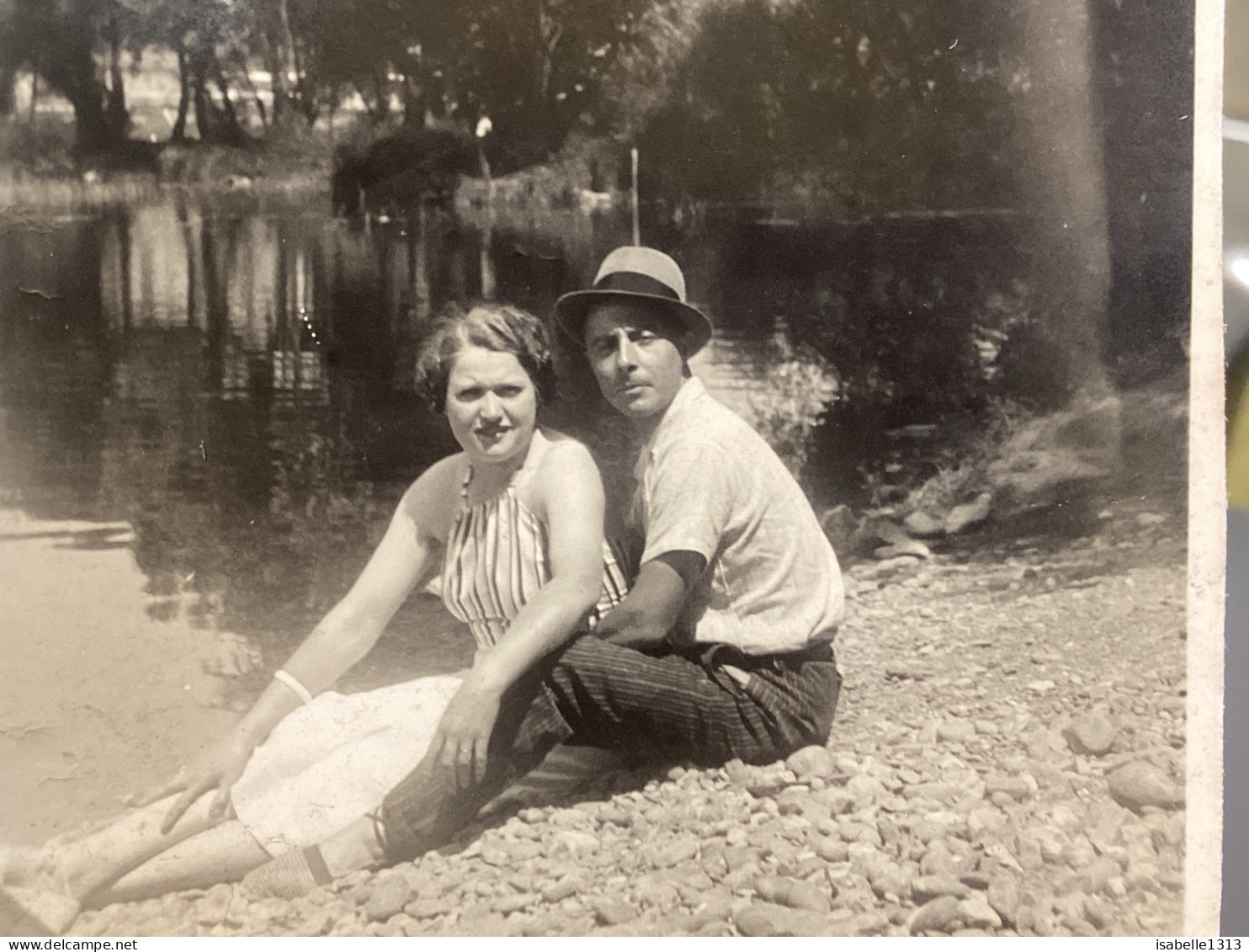 Snapshot 1930 Cannes Belle Femme Contre Un Homme à Côté D’un Plan D’eau Lac, Rivière, Arbre Tour L’un Contre L’autre - Anonyme Personen