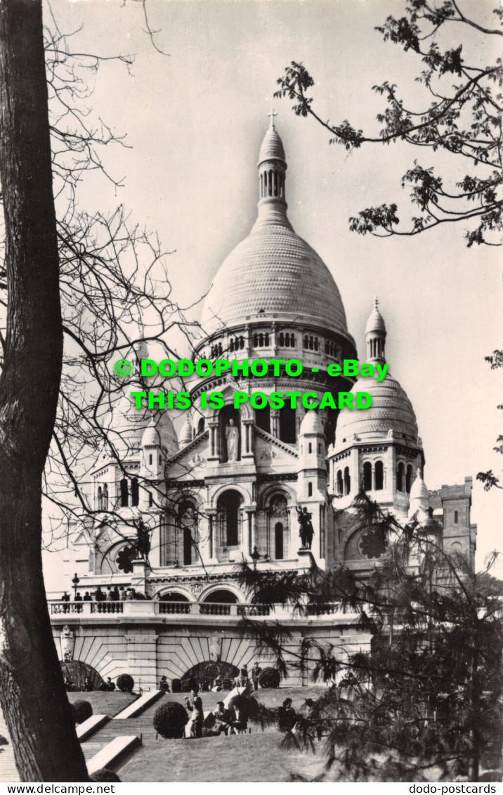 R476370 Paris. La Basilique Du Sacre Coeur De Montmartre. Vue Depuis Les Jardins - World