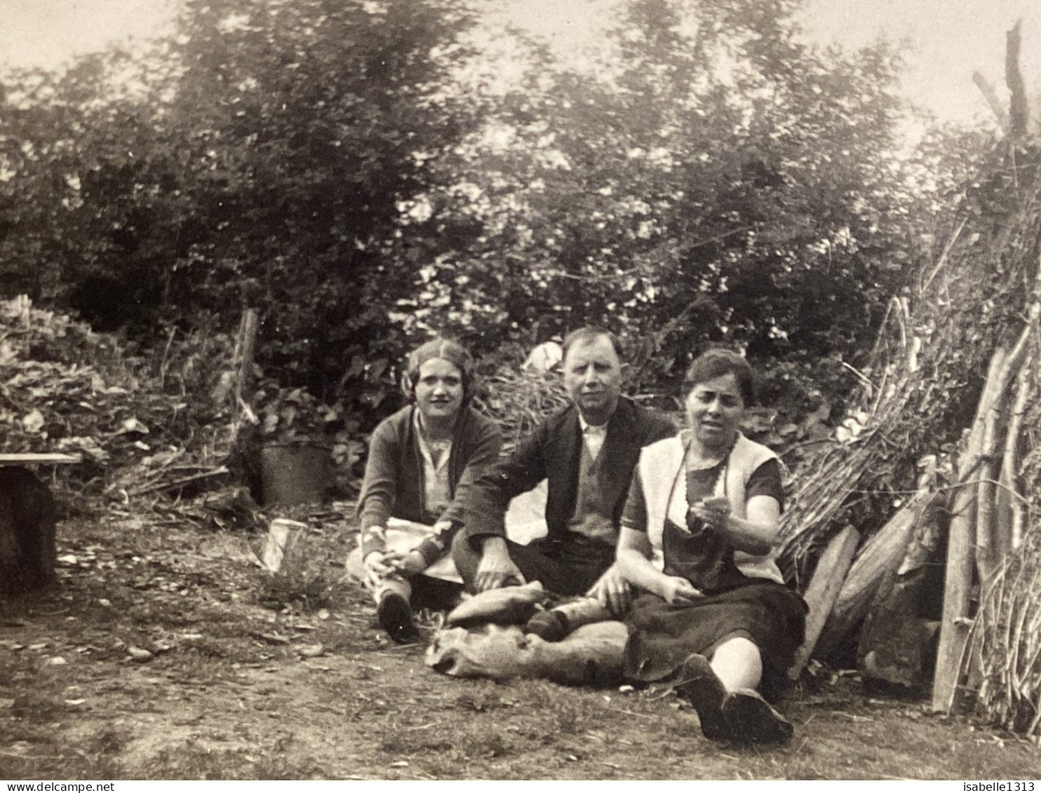 Snapshot 1930 Cannes Femme, Ethnique, Femme, Assise Par Terre, Avec Homme, Femme, Main, Tendue, Table De Bois - Anonieme Personen