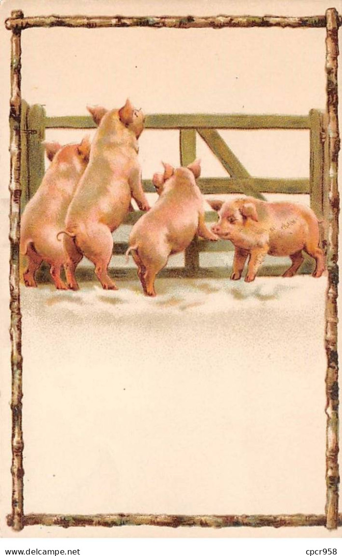 Cochons - N°82116 - Cochons Derrière Une Barrière, Les Pattes Dans La Neige - Pigs