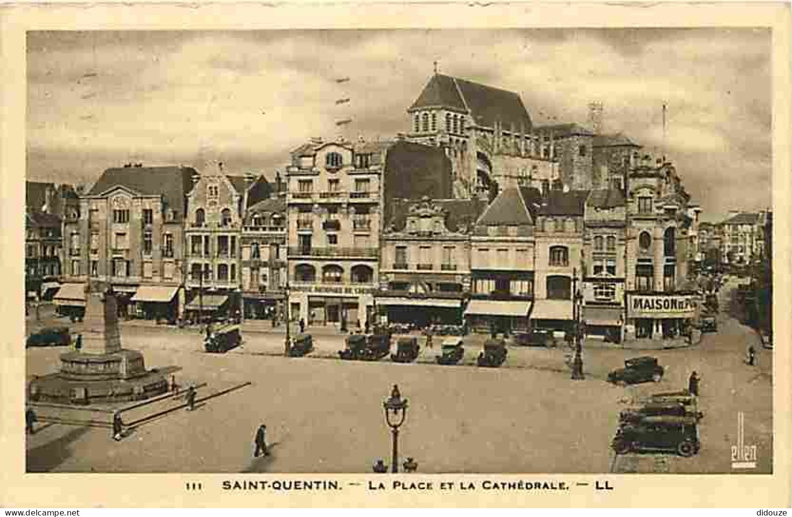 02 - Saint Quentin - La Place Et La Cathédrale - Animée - Automobiles - Oblitération Ronde De 1932 - CPA - Voir Scans Re - Saint Quentin