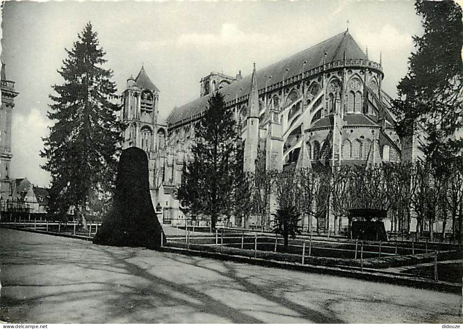 18 - Bourges - La Cathédrale Vue Du Jardin De L'Hôtel De Ville - Carte Dentelée - CPSM Grand Format - Carte Neuve - Voir - Bourges