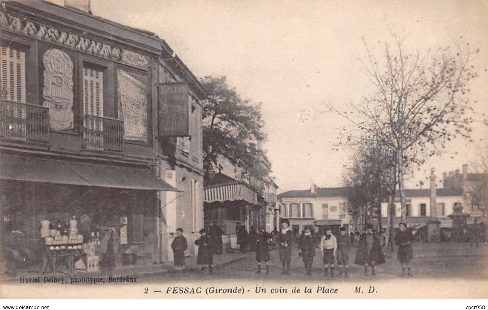 33.AM18467.Pessac.N°2.Un Coin De La Place - Pessac