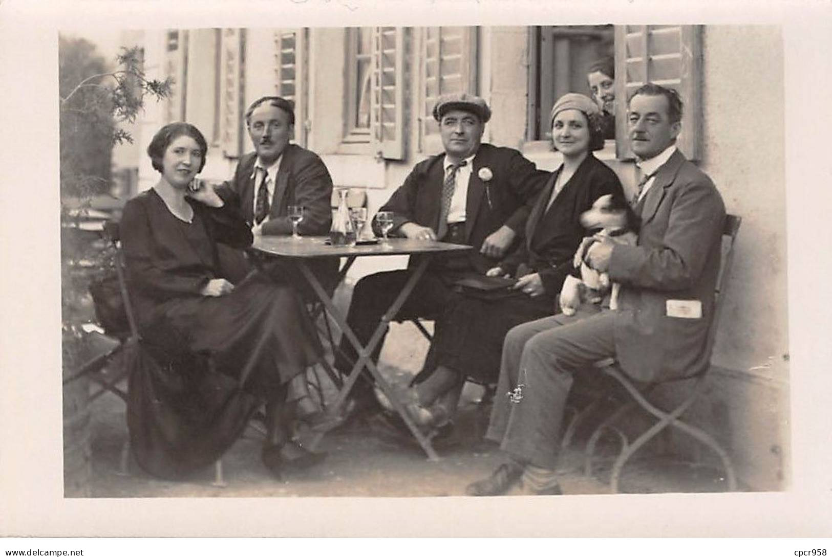 75 - N°82223 - Hommes Et Femmes Attablés à Une Terrasse Et Buvant Des Verres - Carte Photo à Localiser - Cafés, Hotels, Restaurants