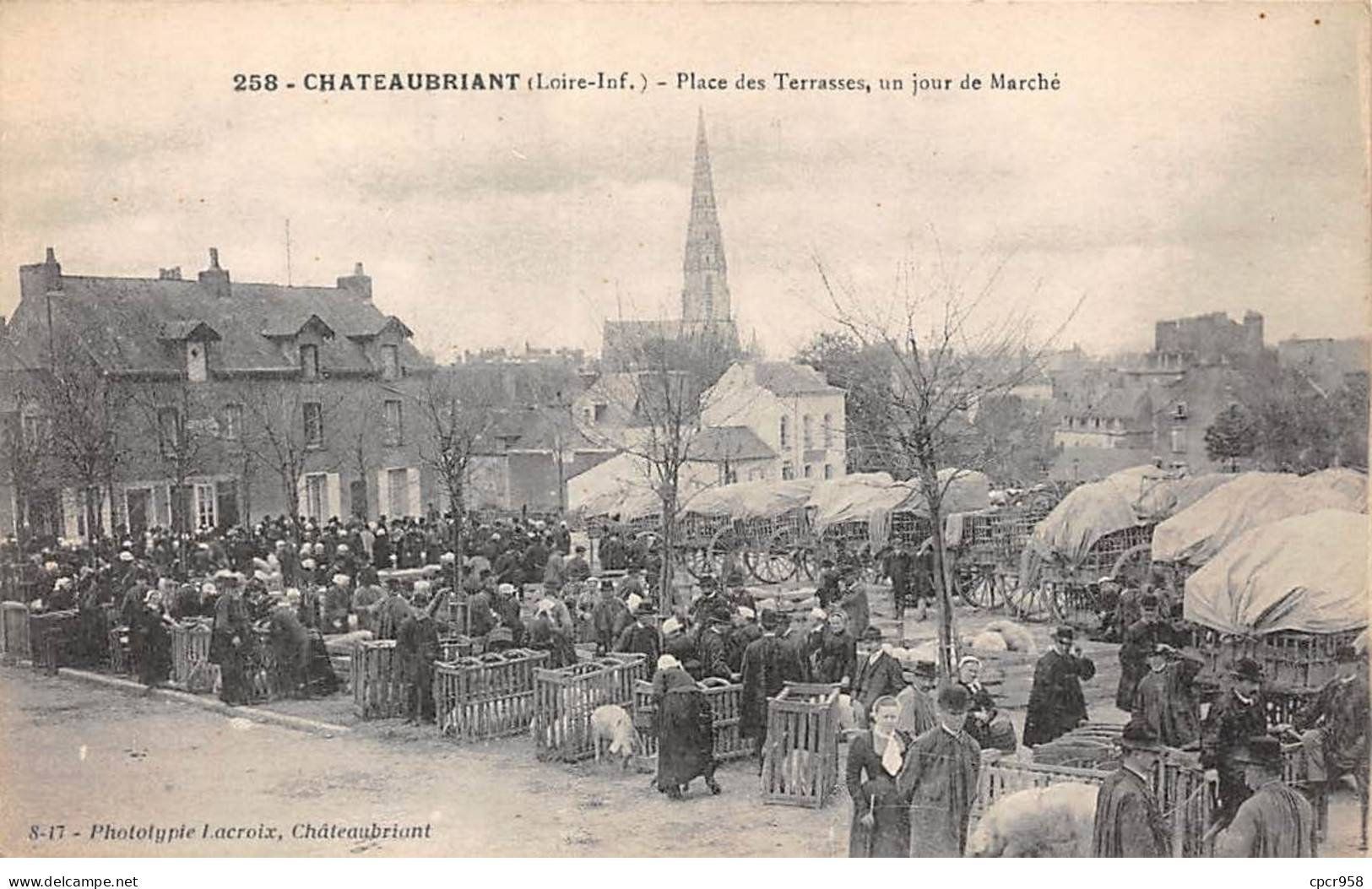 44 - CHATEAUBRIANT - SAN34585 - Place Des Terrasses, Un Jour De Marché - Châteaubriant