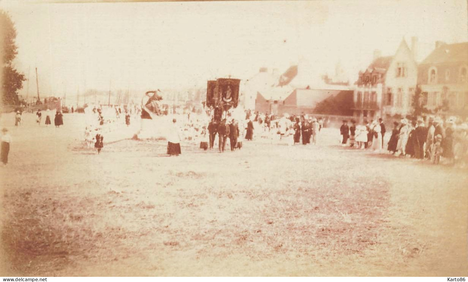 Le Croisic * Photo Albuminée Circa 1890/1910 * Procession , Fête Religieuse ? * 10.5x6.5cm - Le Croisic