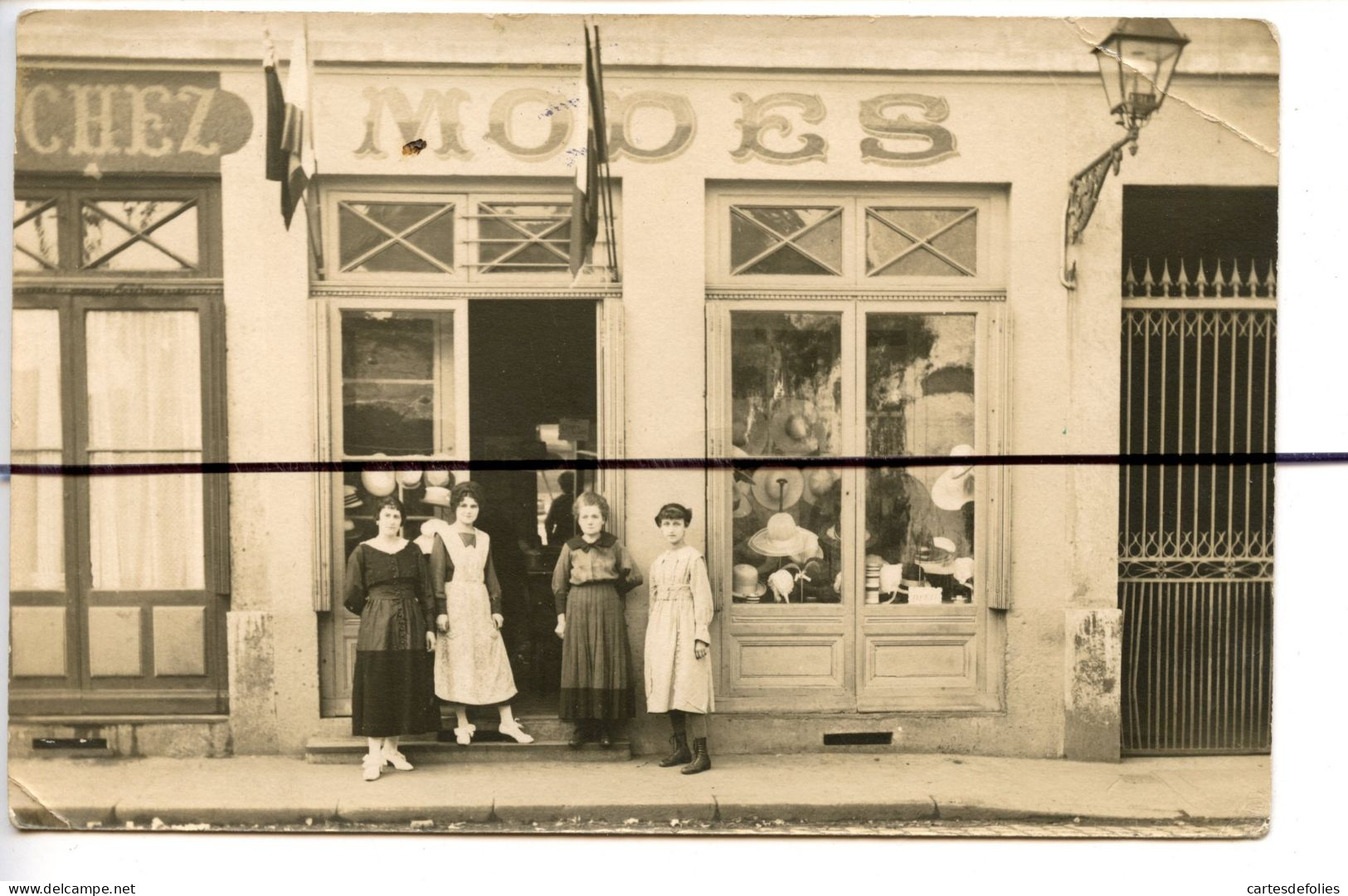 Carte Photo A Identifier  CPA . Devanture D'un Magasin, Boutique, Commerce. MODES - Photographs