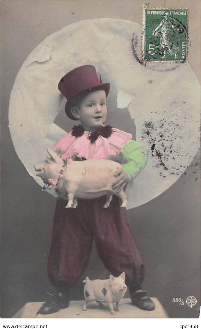 Cochons - N°82118 - Garçon Portant Un Cochon Dans Les Bras - Schweine