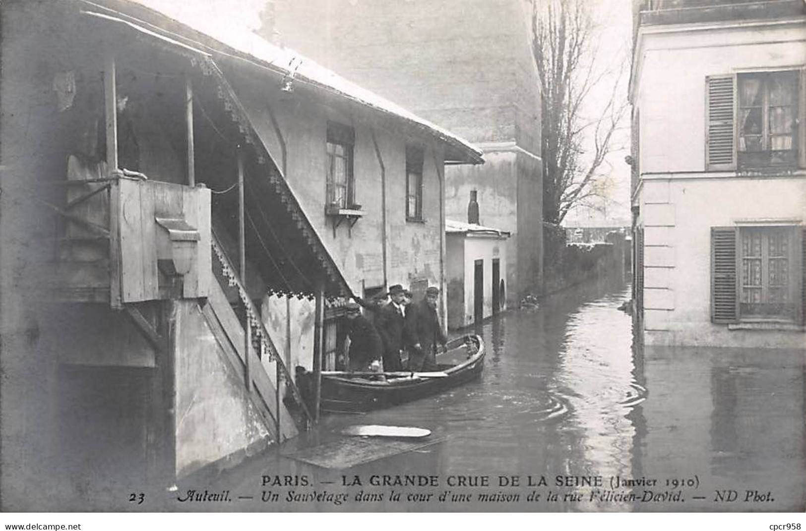 75 - PARIS - SAN34993 - Un Sauvetage Dans La Cour D'une Maison De La Rue Félicien David - De Overstroming Van 1910