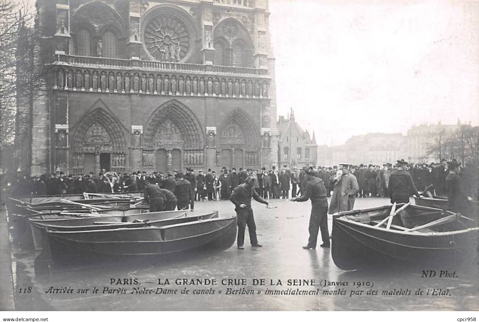 75 - PARIS - SAN34990 - Arrivée Sur Le Parvis Notre Dame De Canots "Bertbon" Immédiatement Montés Par Des Matelots - La Crecida Del Sena De 1910