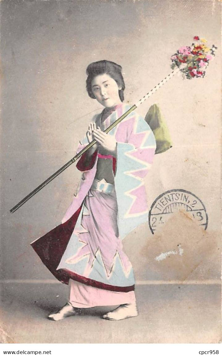 CHINE - SAN36384 - Cachet Tientsin - En L'état - Carte Japonaise - Geisha Tenant Des Fleurs - Cina