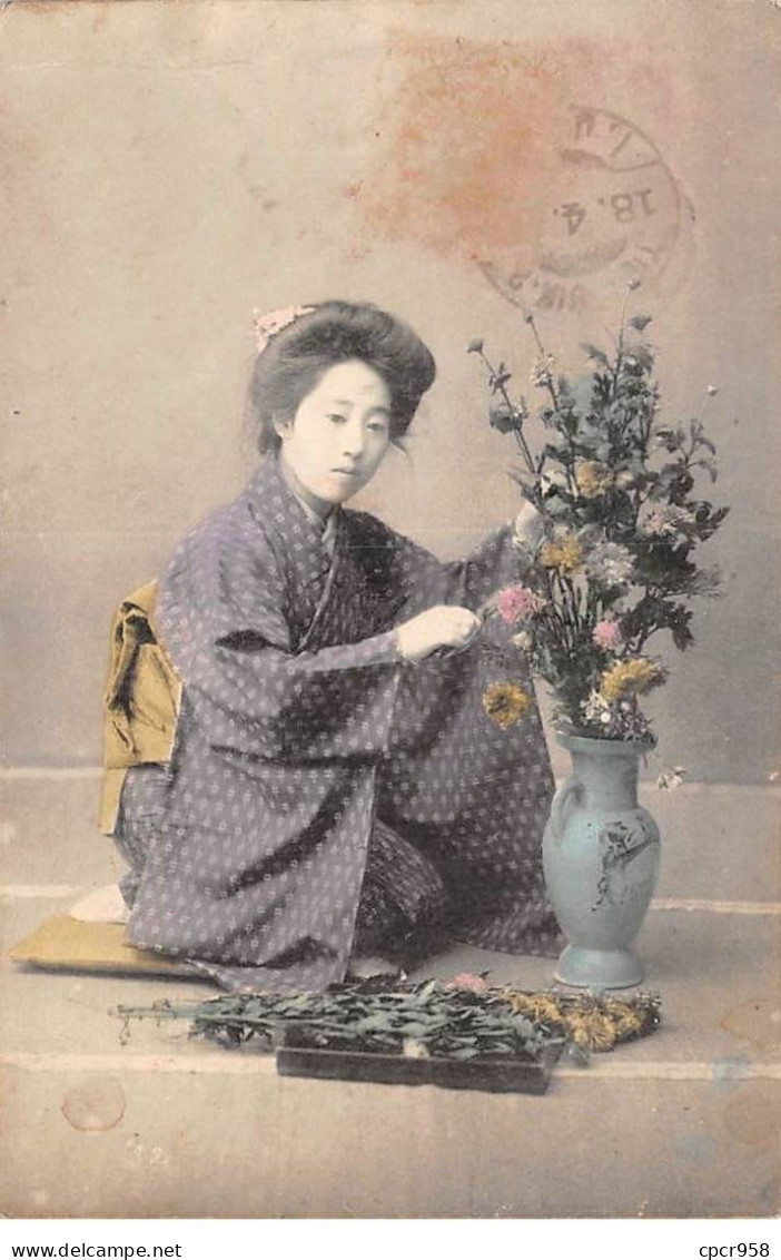 CHINE - SAN36383 - Cachet Tientsin - En L'état - Carte Japonaise - Geisha Faisant Un Bouquet De Fleurs - Cina