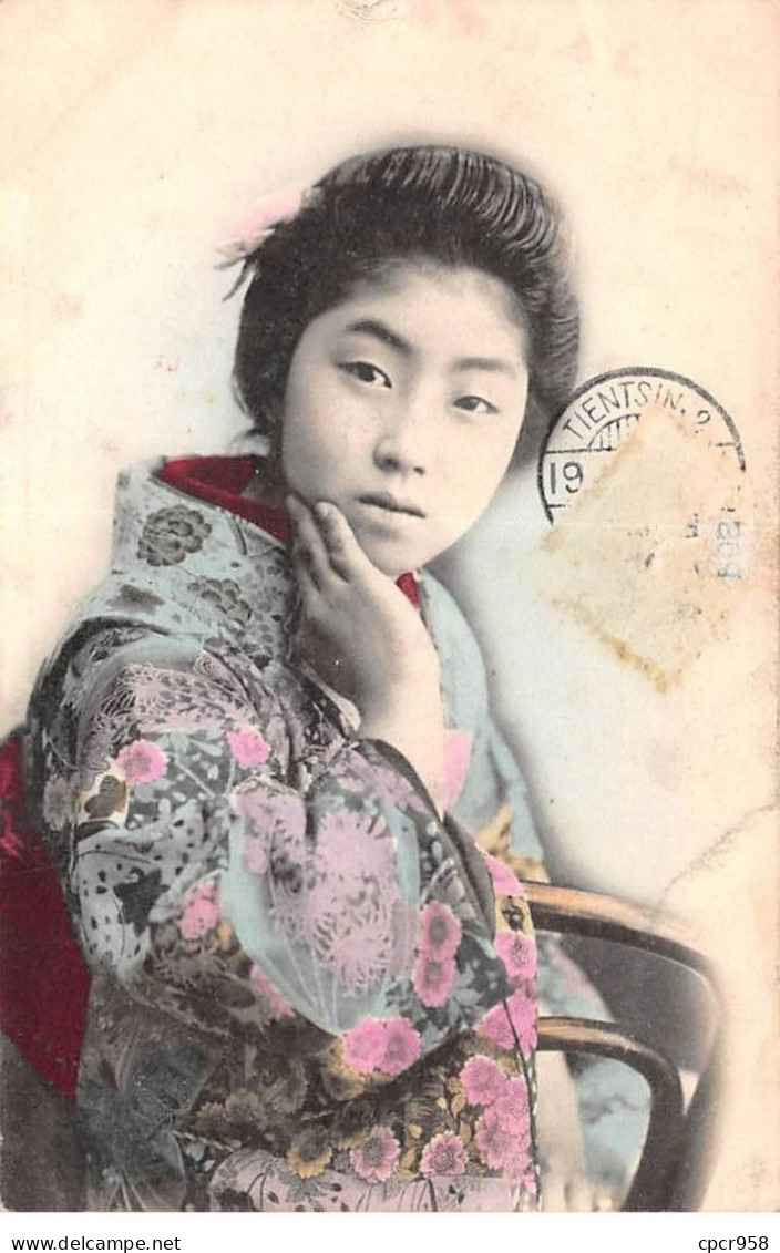 CHINE - SAN36385 - Cachet Tientsin - En L'état - Carte Japonaise - Geisha Assise Sur Une Chaise - Cina