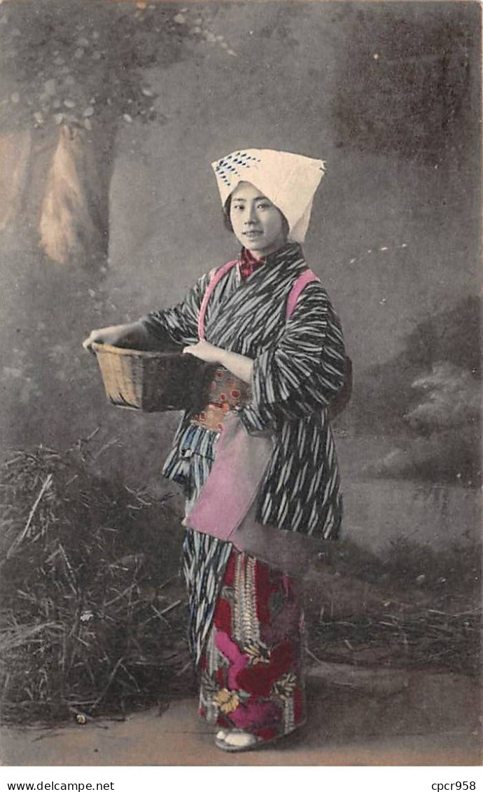 CHINE - SAN36370 - Cachet Tientsin - En L'état - Carte Japonaise - Geisha Tenant Un Panier - Cina