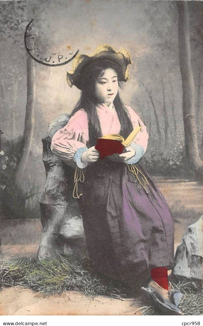 CHINE - SAN36364 - Cachet Tientsin - En L'état - Carte Japonaise - Geisha Lisant Un Livre - China