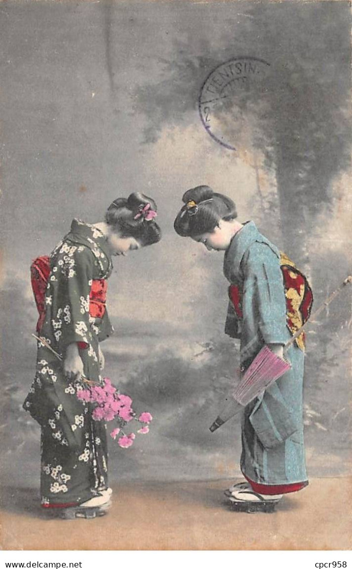 CHINE - SAN36380 - Cachet Tientsin - En L'état - Carte Japonaise - Geishas Se Saluant - Cina