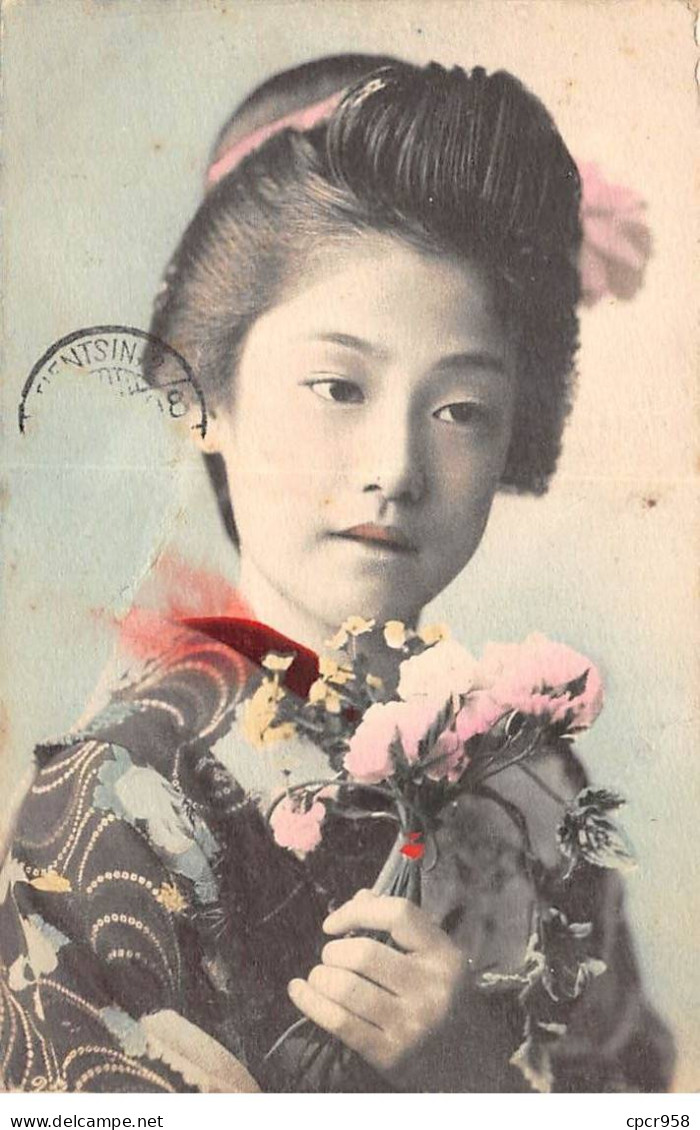 CHINE - SAN36341 - Cachet Tientsin - En L'état - Carte Japonaise - Geisha Tenant Un Bouquet De Fleurs - Cina