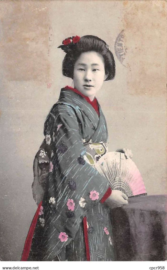 CHINE - SAN36369 - Cachet Tientsin - En L'état - Carte Japonaise - Geisha Tenant Un éventail - Chine