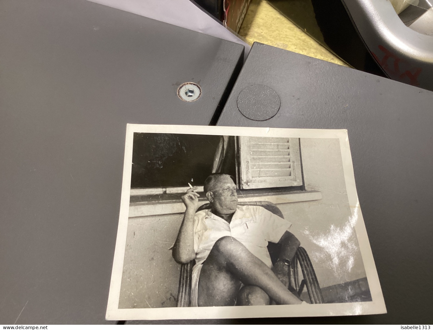 Snapshot 1964 Marseille, Homme, Assis Sur Une Chaise, J’ai Croisé Cigarette à La Main Devant Sa Fenêtre Volet - Anonieme Personen