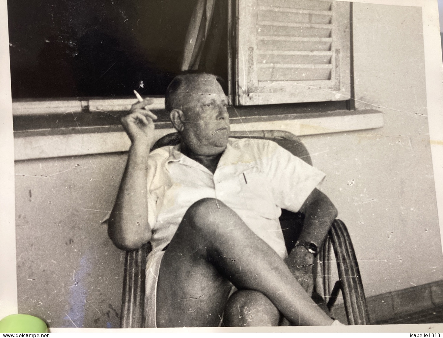 Snapshot 1964 Marseille, Homme, Assis Sur Une Chaise, J’ai Croisé Cigarette à La Main Devant Sa Fenêtre Volet - Anonieme Personen