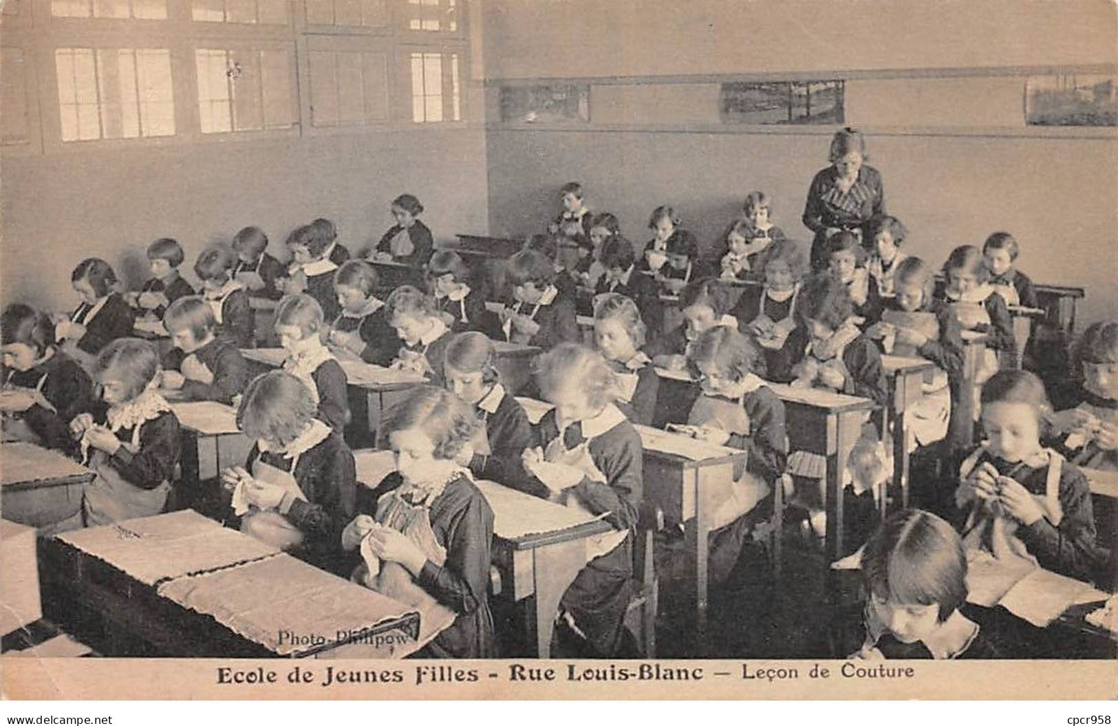 Ecoles - N°83153 - Ecole De Jeunes Filles - Rue Louis-Blanc - Leçon De Couture - Carte à Localiser - Escuelas