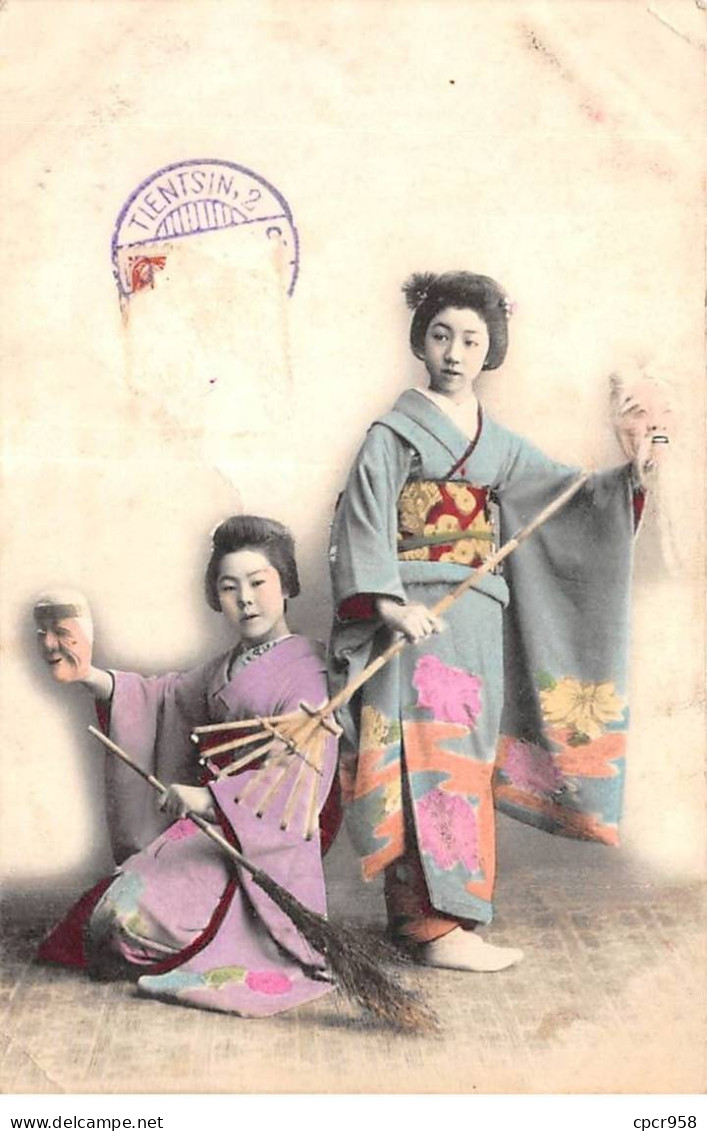 CHINE - SAN36427 - Cachet Tientsin - En L'état - Carte Japonaise - Geishas Tenant Des Balais - Chine