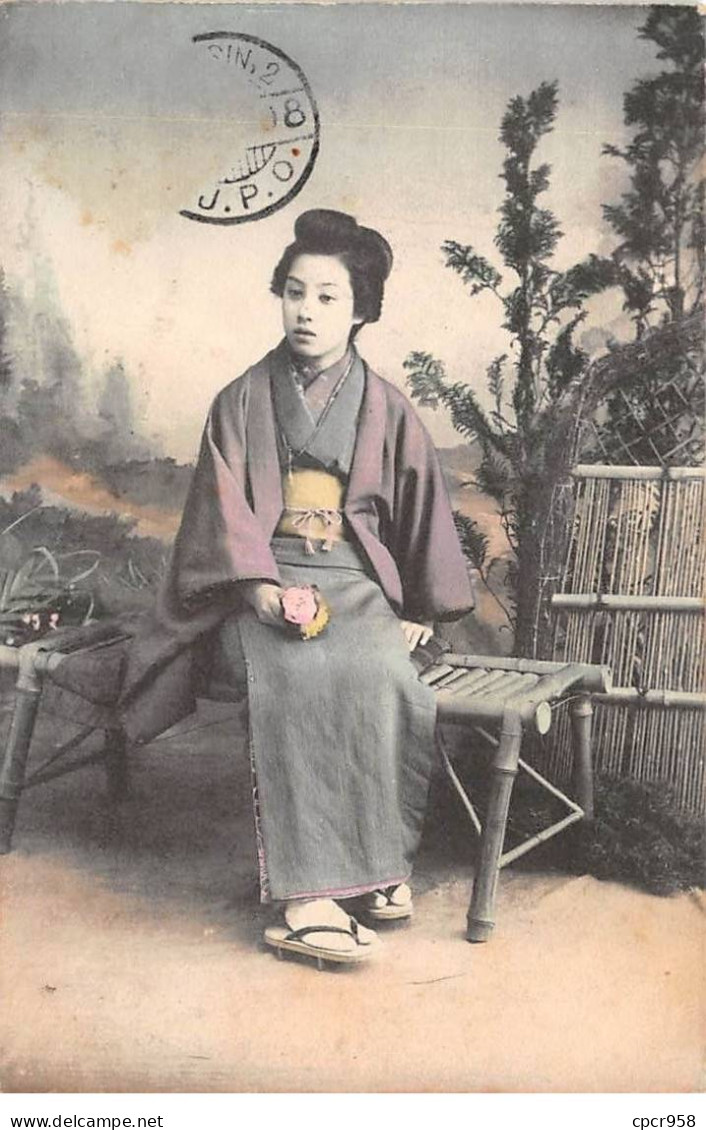 CHINE - SAN36429 - Cachet Tientsin - En L'état - Carte Japonaise - Geisha Assise Sur Un Banc - Chine