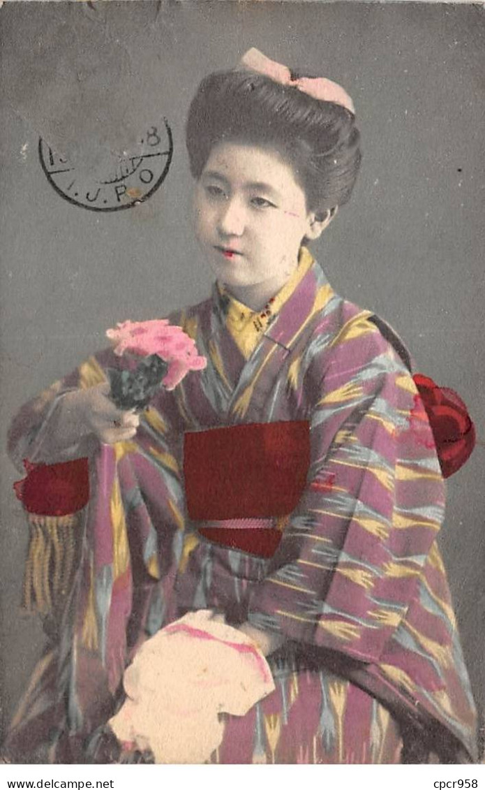 CHINE - SAN36418 - Cachet Tientsin - En L'état - Carte Japonaise - Geisha Tenant Des Fleurs - Chine