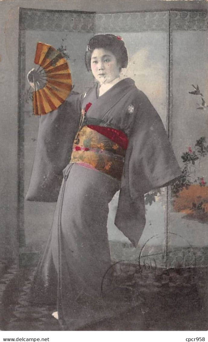 CHINE - SAN36416 - Cachet Tientsin - En L'état - Carte Japonaise - Geisha Tenant Un épouvantail - Chine